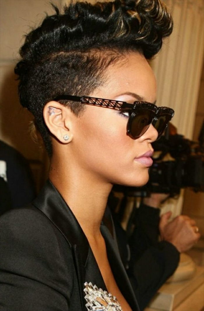 Rihanna cabelo curto preto undercut designer óculos escuros