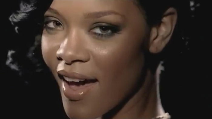 Rihanna cabelo curto o penteado do videoclipe de guarda-chuva ou guarda-chuva
