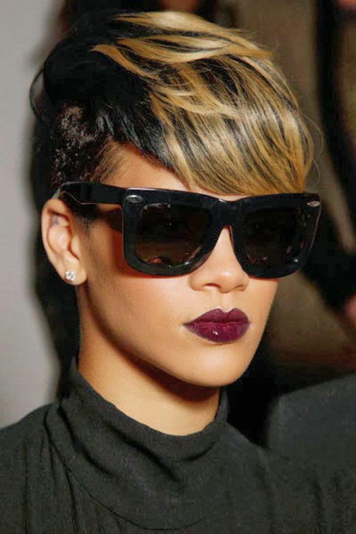 Rihanna cabelo curto com óculos escuros e batom vermelho brilhante
