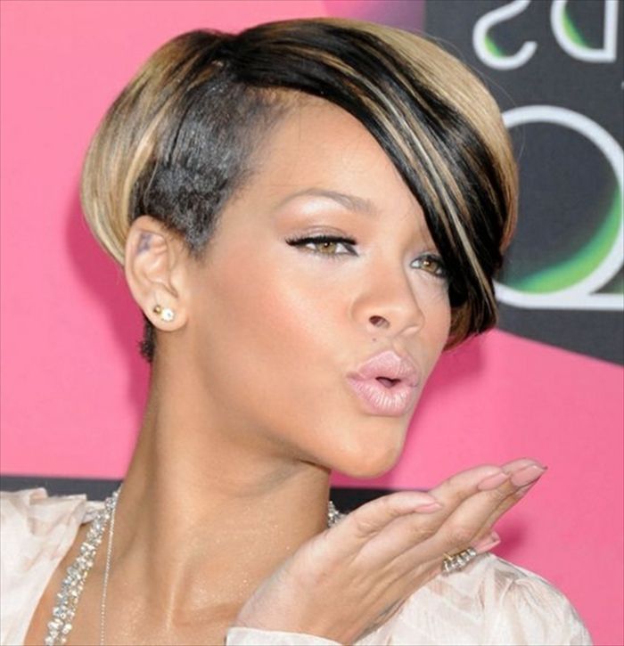 Rihanna cabelo curto penteado de dois tons - preto e loiro, com batom rosa e jóias de prata