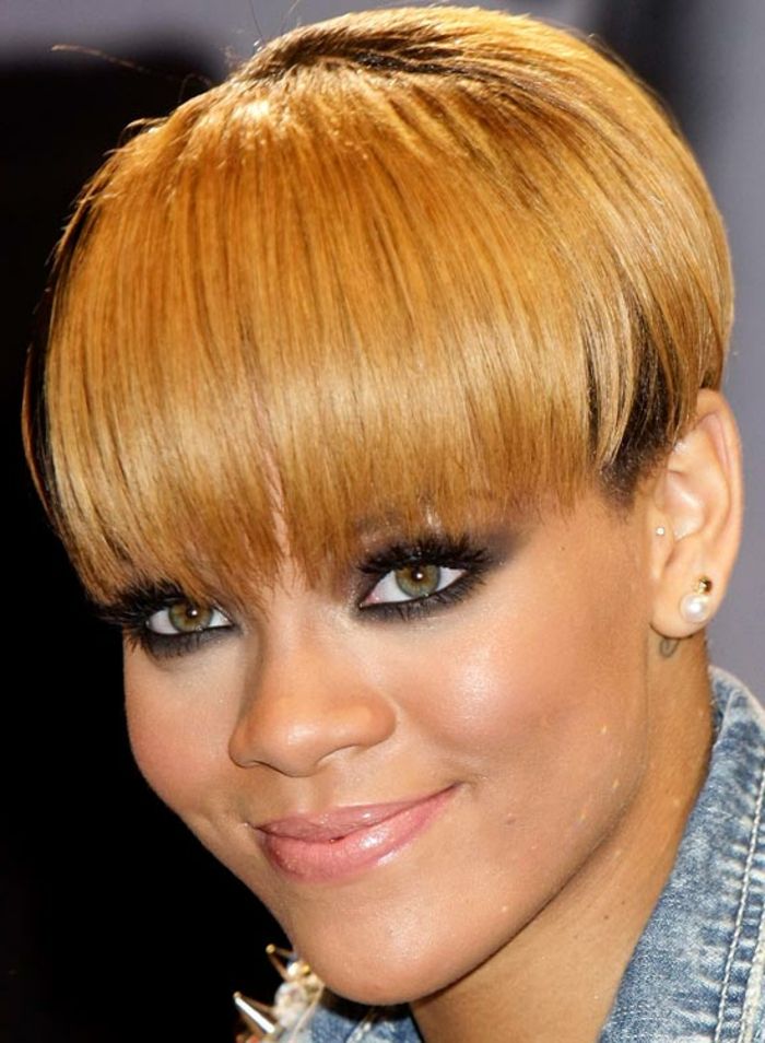 Rihanna cabelo curto - a cantora não parece ser ela mesma com um penteado loiro tão liso