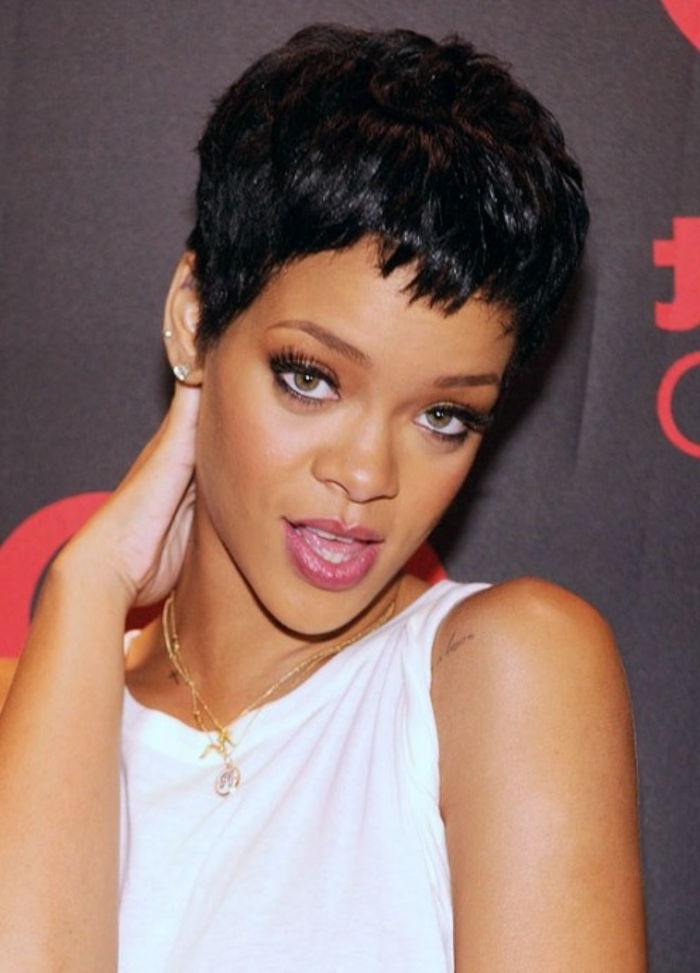 Rihanna cabelo curto - blusa branca, jóias de ouro muito curto e encaracolado