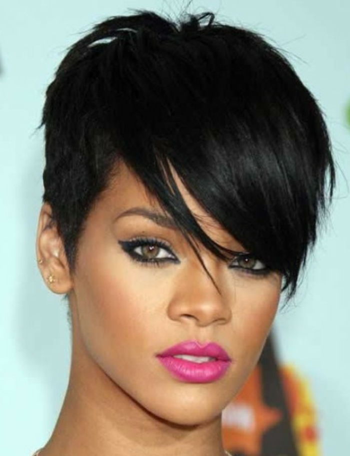 Rihanna cabelo curto com franja preta e batom rosa, pequenos brincos