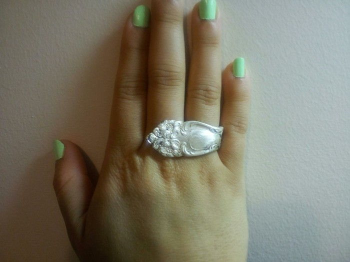 ringer-fra-bestikk-selv-make-a-ring-on-the-hånd-med-grønn-neglelakk