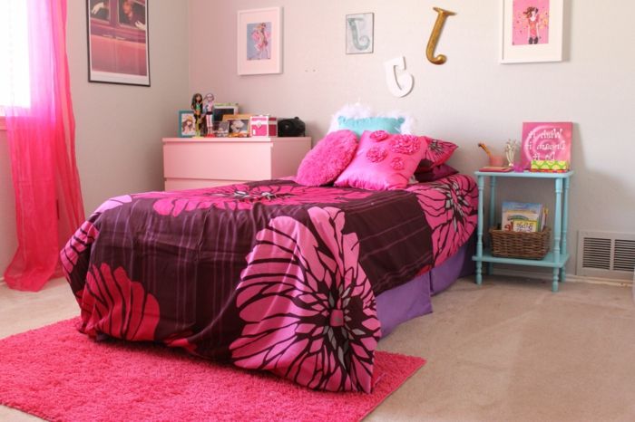 1950-talet deco ungdomsrum för tjejer med rosa lakan och matta