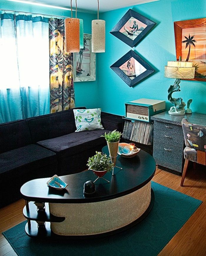 retro dekoration i vardagsrummet målade blått med många element från 50-talet