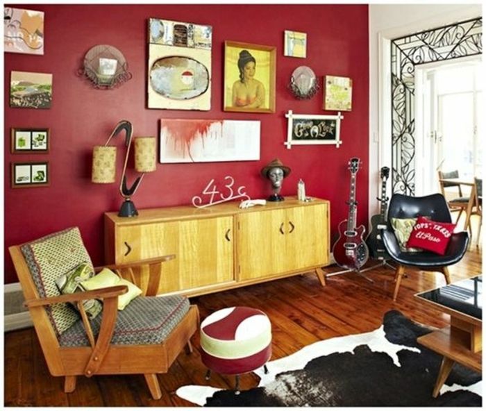 Retro deco - många väggmålningar, två gitarrer, två vintage stolar och avföring, snygg matta