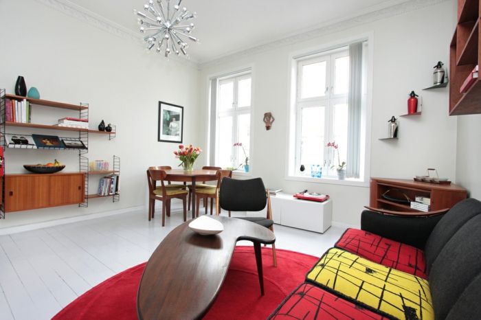 en liten lägenhet med retro dekoration matplats med fyra stolar, ett litet ovanligt bord, stoppad soffa
