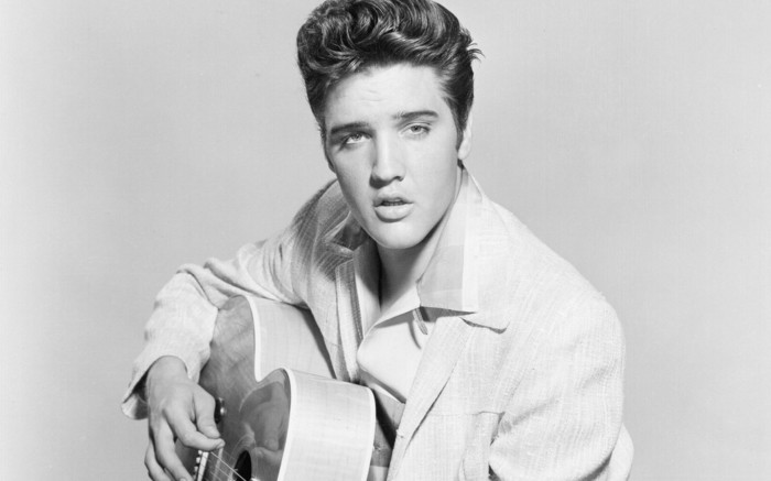 fotografie rockabilly coafuri-50-ani-stil-pentru-barbati-elvis-unikales-Presley