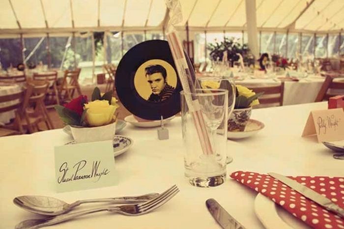 en annan Elvis-inspirerad bröllopsdekoration - Elvis på rekord i mitten av bordet