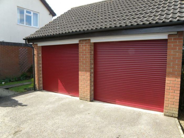 Rolovacie dvere v červenej farbe, ktoré fungujú potichu, maximálne využitie priestoru a bezpečnosť