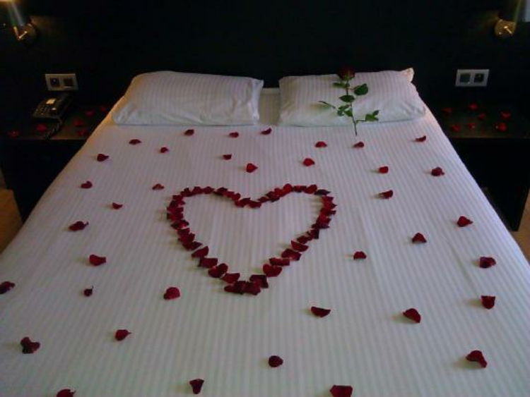 romantik yatak kalp-gül-çiçek-yaprakları-şık-asil-en-modern Sevgiliye