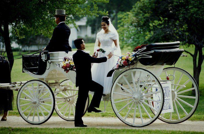 Romantiškas vestuvių nuotraukos nuotaka Žmonės su vežimėlio