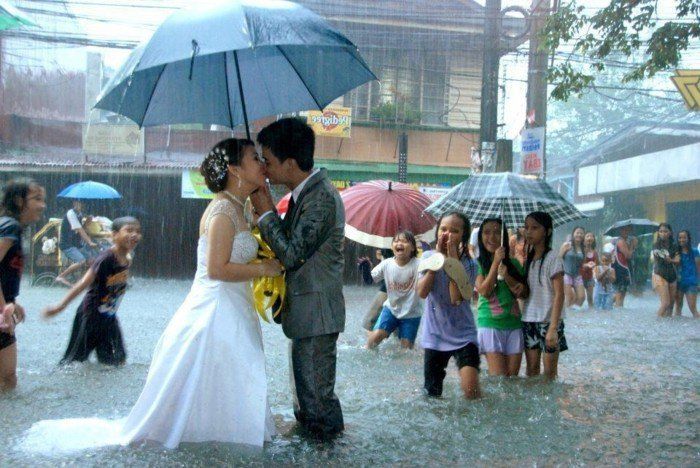 Romantiškas vestuvių nuotraukos idėjos Kiss in the Rain
