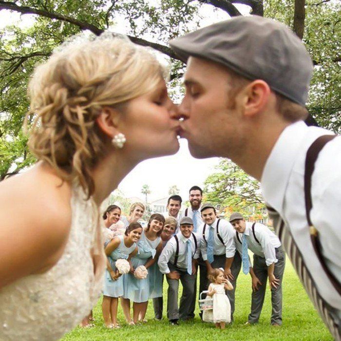 Romantiškas vestuvių nuotraukos pabučiuoti-prieš-the-draugais