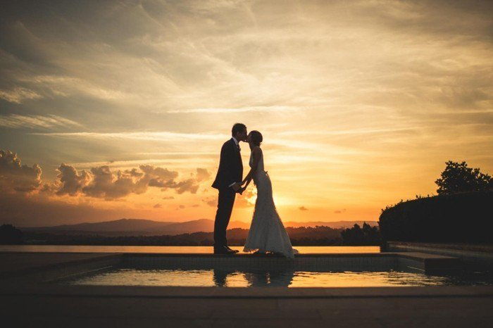 romantiška idėja-už-vestuves nuotrauka nuotaka ir jaunikis bučiavosi saulėlydžio