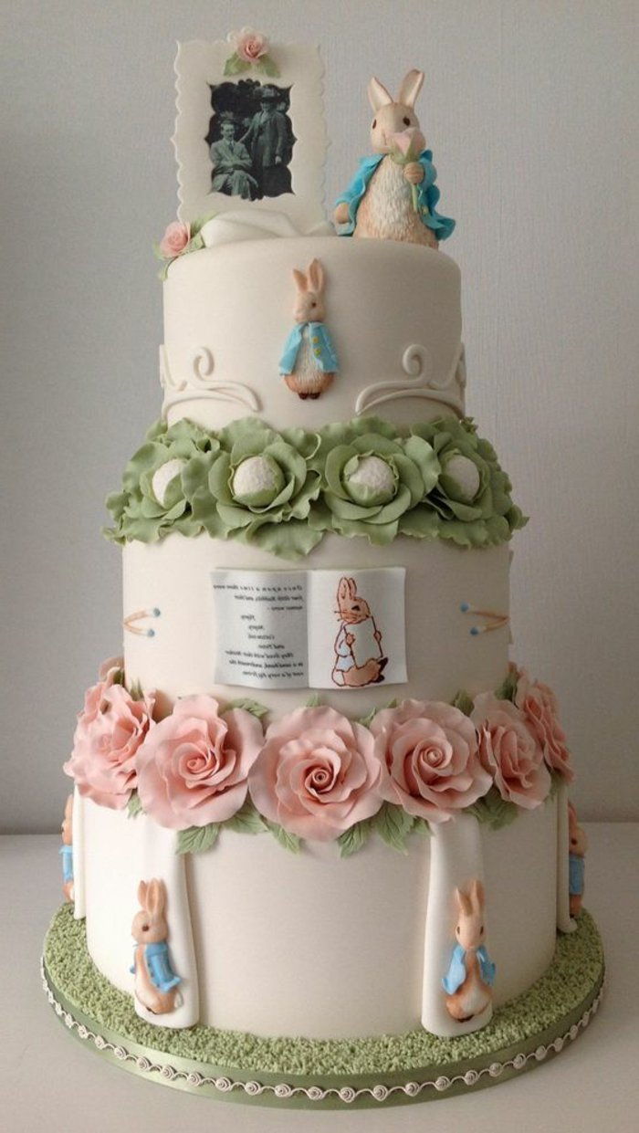 romantický deti narodeninovú tortu s králičím figúrky