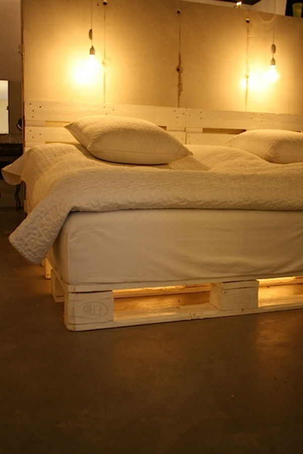 romantische sfeer-in-één-slaapkamer met een bed van pallets