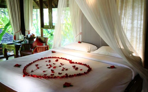 Scroll-romantic-hoteluri cadă de baie cu-roz