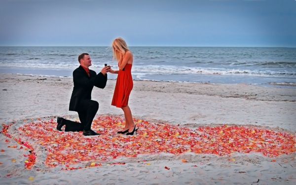 Romantic-idéer-på-strand-frieri