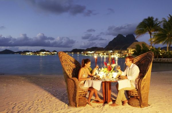 Romantic-idéer-på-strand-man-och-kvinna-ätande