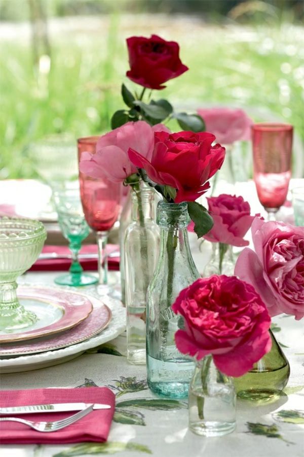 romantic-masă-decorare-cu-flori-culoare în roșu