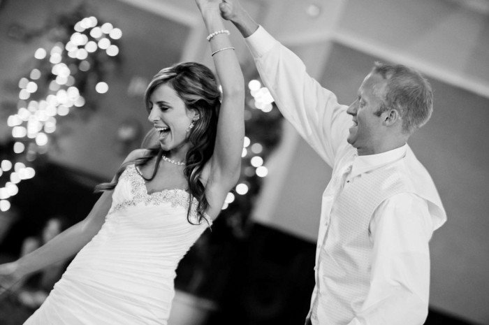 romantiška vestuvių nuotrauka pirmąją šokio nuotakos pora
