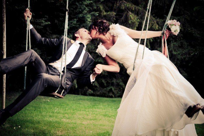 romantiška vestuvių nuotrauka jauna nuotaka ir jaunikis pabučiuoti
