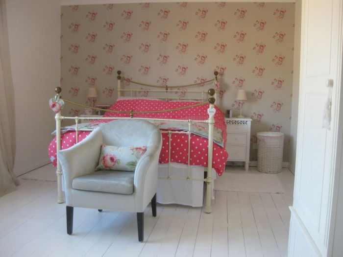 romantická spálňa interiér vinobranie posteľ krásne červené polka-dot-bielizeň-elegantný stoličky vinobranie tapety