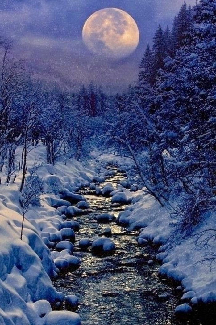 romantiska vinterbild Brook flödande-through-the-snow-in-the-night