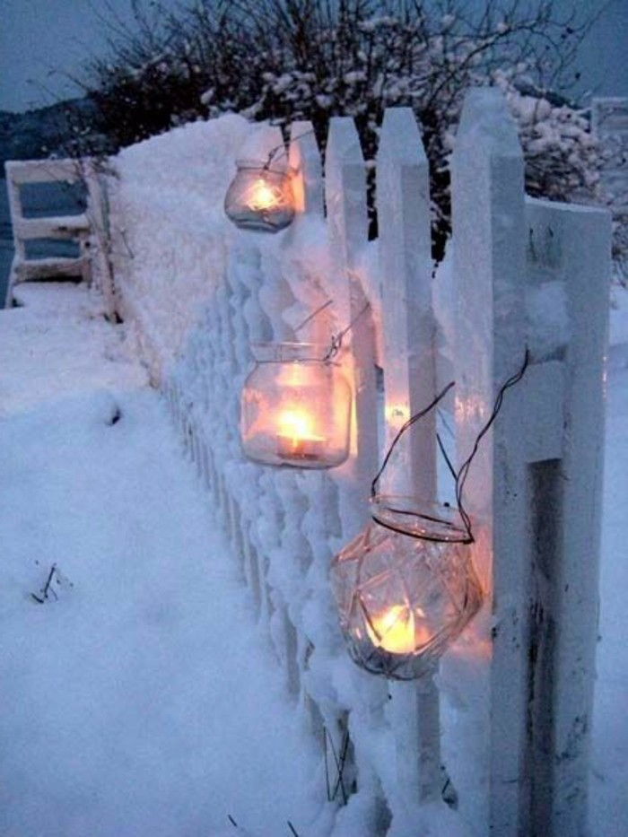 romantisk vinter bild Fence med lyktor i snön
