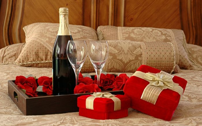 로맨틱 한 침대 선물 앤 음료