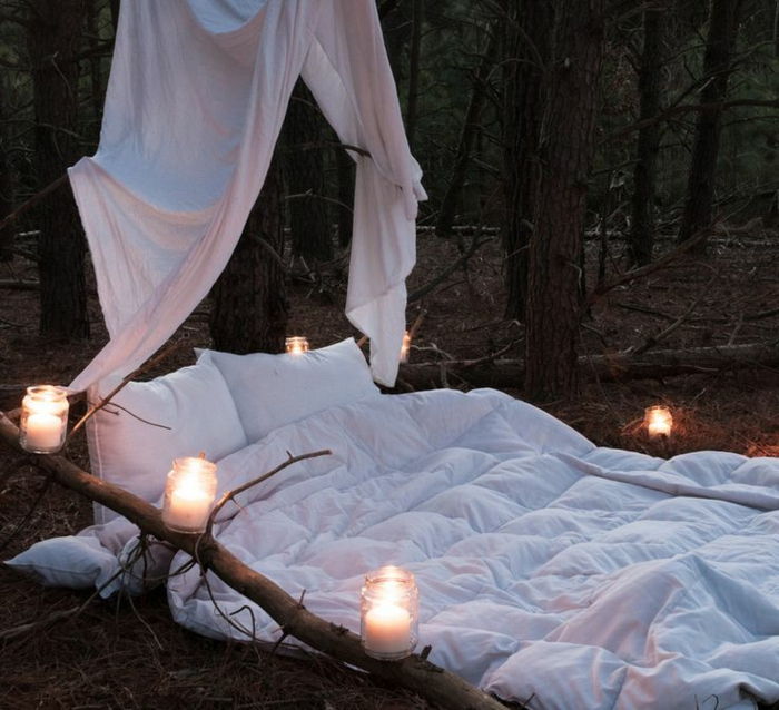 로맨틱 한 침대 아름다운-촛불