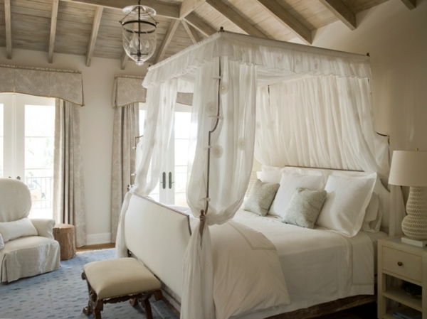 romantyczna sypialnia-design-wygodny-biało-łóżko-z-biało-zasłony