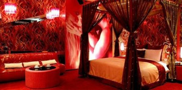romantiškas miegamasis dizaino lova-su-skaidrios-raudona-užuolaidos