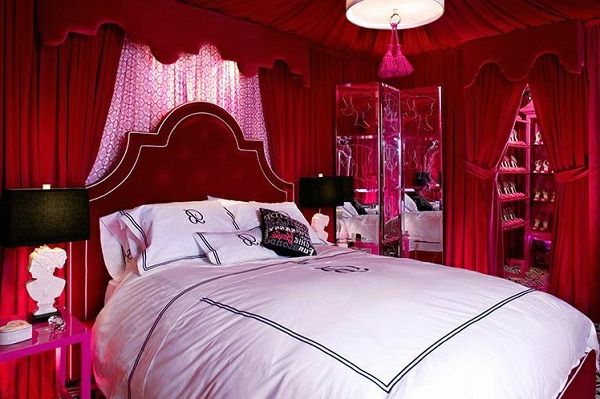 romantisk-roms-design-seng-med-en-rød-headboard