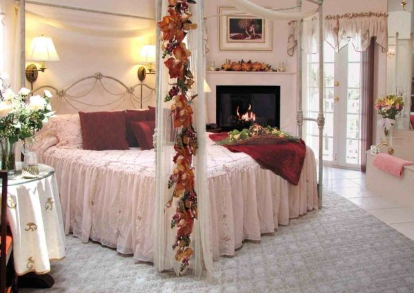 romantiske-roms-design-blomster aksent-next-the-hvitt-sengs
