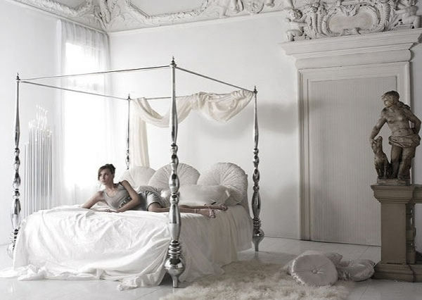 romantiškas miegamasis dizainas-A-graži-moteris-yra-on-the-lovų