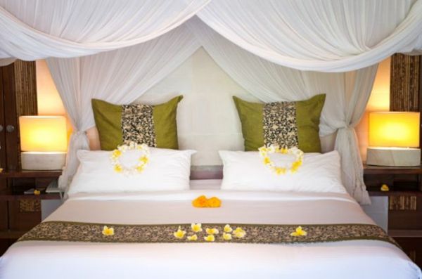 romantiškas miegamasis dizainas geltona-žiedlapių-on-the-balta-lovų