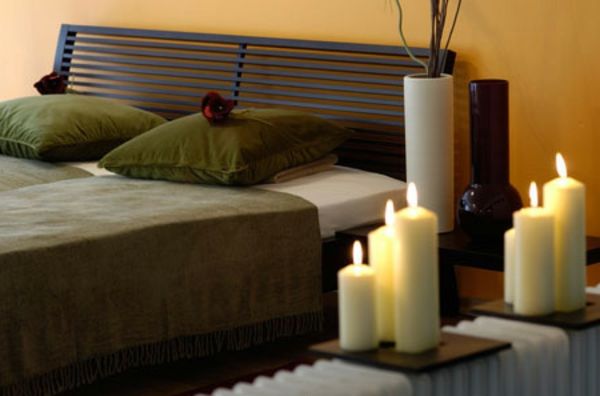 krásne sviečky vedľa modernej postele