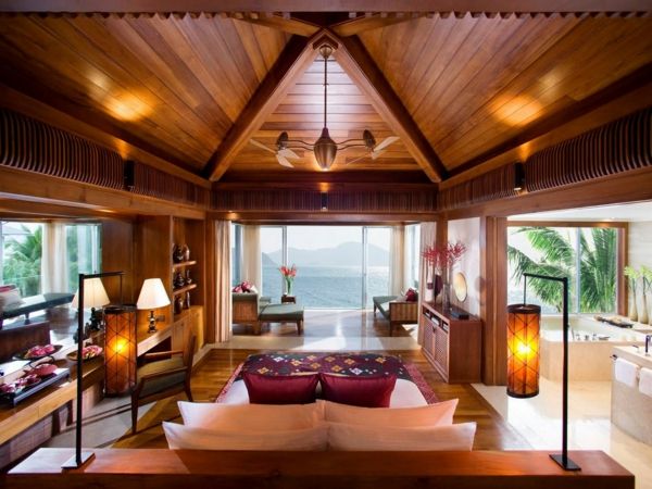 romantic-dormitor-design-cu-tavan înalt cameră-de la-doua-frumoase din lemn și lămpi