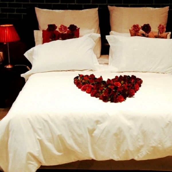 Romantiškas miegamasis dizainas-rožės-on-the-lovų