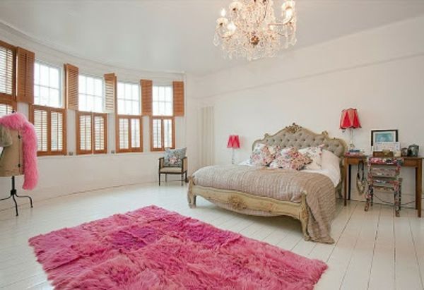 romantiškas miegamasis dizainas-rožinis-kilimas ir-aristokratų-lovų