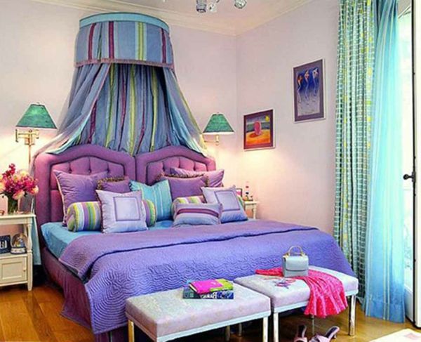 romantiškas miegamasis dizainas-gražūs-mėlyna užuolaida-on-the-elegantiškas lova-su-Throw