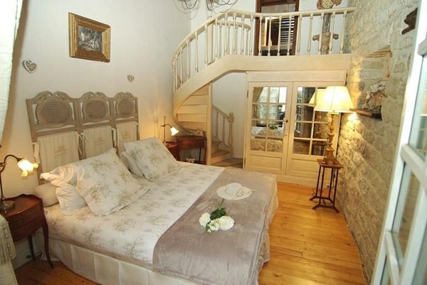 romanticko-spálňa-design-krásne-schodisko-by-a-lôžko