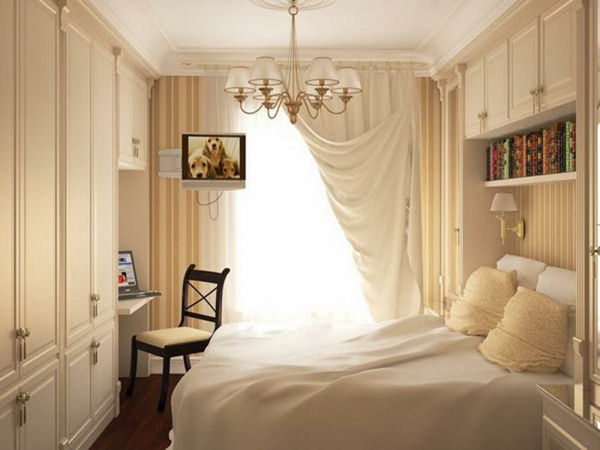 romantiškas miegamasis dizainas-balta-užuolaidos-ir-a-stalas-by-the-lova