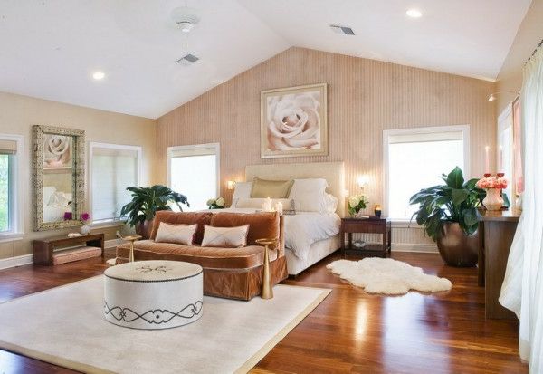 romantiškas miegamasis dizainas-balta-lova-ir-ruda-sofa-