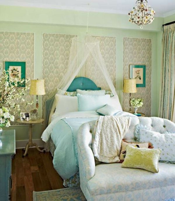 romantiškas miegamasis dizainas-balta-sofa ir-nuostabus-lova-su-balta-užuolaidos