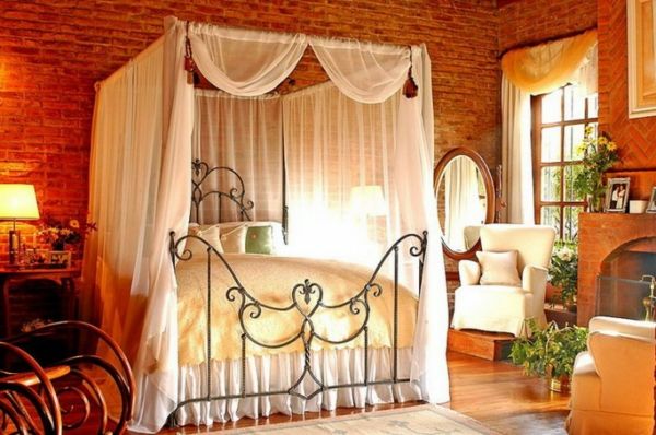 romanticko-spálňa-design-tehlové múry a posteľ-sa-bielo-závesy