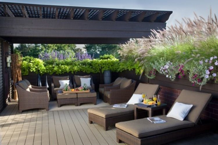Pergola-lemn-negru-chic-nobil-terasa-zona-modernă-nouă punte scaune de masă canapea